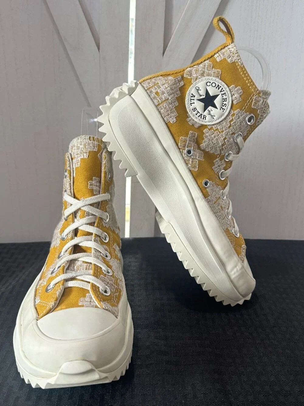 Converse Run Star Hike High Top Embroidered Sneakers Women’s 7 Men’s 5.5